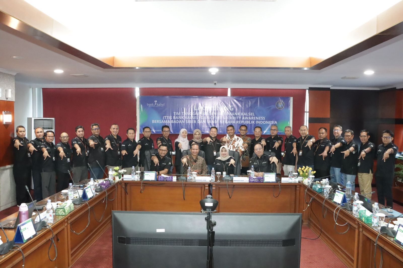 Bank Kalsel Menerima STR dan Luncurkan Tim Tanggap Insiden Siber Bersama BSSN RI Bank Kalsel Menerima STR dan Luncurkan Tim Tanggap Insiden Siber Bersama BSSN RI