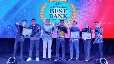 Bank Kalsel Raih Golden Trophy dari Infobank-MRI Atas Konsistensi Kualitas Layanan Selawas 5 Tahun Berturut-turut