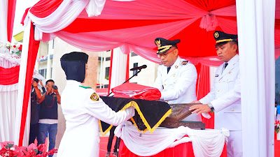 Sebelum Gelar Upacara Penurunan Bendera, Ditampilkan Atraksi Seni Bela Diri Silat Serta Tari Kolosal