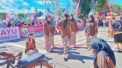 Usung tema Tempo Dulu, Barisan Karnaval Curi Perhatian Masyarakat Kotabaru