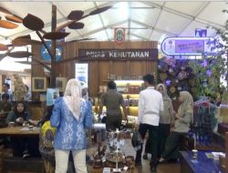 Dinas Kehutanan Kalsel Bagikan Ribuan Bibit Pohon Gratis di Kalsel Expo 2025, Ajak Masyarakat Hijaukan Banua