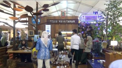 Dinas Kehutanan Kalsel Bagikan Ribuan Bibit Pohon Gratis di Kalsel Expo 2025, Ajak Masyarakat Hijaukan Banua