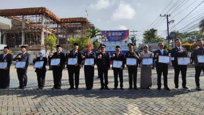 Peringatan 80 Tahun Hari Pengayoman: Kakanwil Kalsel Alex Cosmas Pinem Serahkan Penghargaan Menteri Hukum Kepada Mitra Strategis