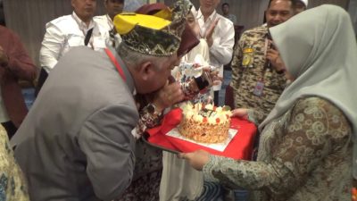 Milad ke-1 DPP FKPWK Penuh Kejutan, Rayakan Ulang Tahun Istri Pembina H. Junaidi dengan Penuh Haru