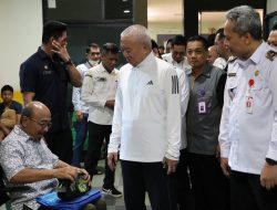 Gubernur H. Muhidin Dianugerahi Penghargaan Berkat Prestasinya Mendorong Kalsel Masuk Dalam Zona Hijau Kepatuhan Pelayanan Publik