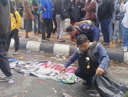 Unjuk Rasa Aliansi Rakyat Kalsel Melawan Berlangsung Kondusif, Massa Kompak Bersihkan Lokasi Aksi