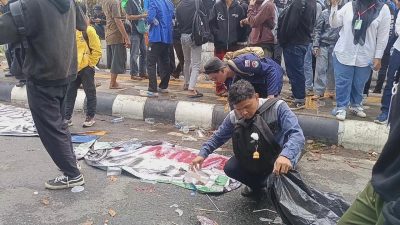 Unjuk Rasa Aliansi Rakyat Kalsel Melawan Berlangsung Kondusif, Massa Kompak Bersihkan Lokasi Aksi