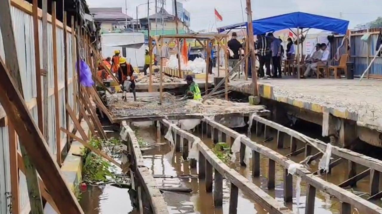 Komisi III DPRD Banjarmasin Tinjau Progres Pembangunan Dermaga Pasar Baru Komisi III DPRD Banjarmasin Tinjau Progres Pembangunan Dermaga Pasar Baru