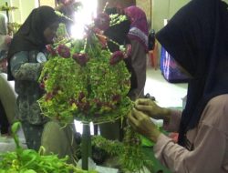 Rokayah, Perajin Payung Kembang yang Tetap Bertahan di Tengah Lonjakan Harga Kembang