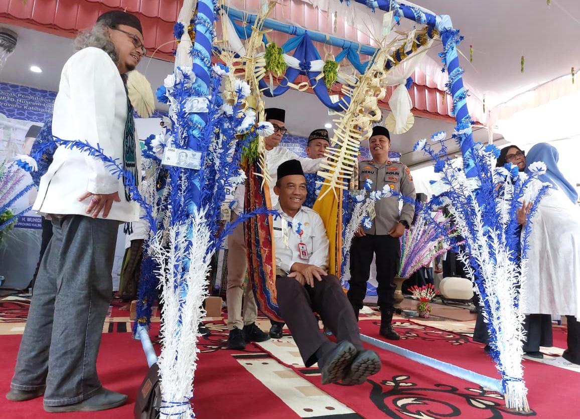 Ratusan Warga Ramaikan Tradisi Baayun Maulud di Museum Lambung Mangkurat Ratusan Warga Ramaikan Tradisi Baayun Maulud di Museum Lambung Mangkurat