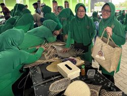 Persit KCK Kodim 1004 Kotabaru Dilatih Anyaman Pandan Laut, Kembangkan Potensi Ekonomi Kreatif