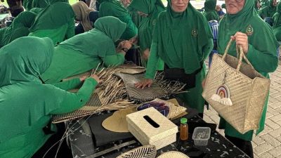 Persit KCK Kodim 1004 Kotabaru Dilatih Anyaman Pandan Laut, Kembangkan Potensi Ekonomi Kreatif