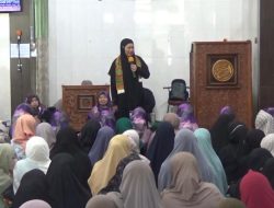 Bunda Dewi Yull Sentuh Hati Jamaah Muslimah di Kajian Inspiratif Masjid Ar Rahim