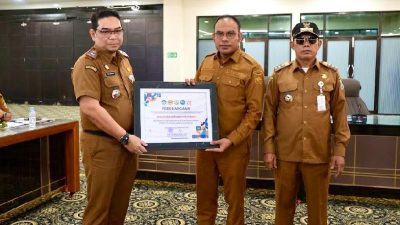 Universitas Lambung Mangkurat Anugerahkan Penghargaan untuk Pemkab Kotabaru