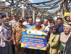 Bupati Kotabaru Serahkan Bantuan CSR Bank Kalsel untuk Pedagang Pasar Kemakmuran Pasca Kebakaran