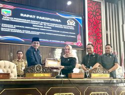 Pemkab Kotabaru Serahkan Dua Raperda untuk Dorong Efisiensi Pajak dan Layanan Banyu Bersih