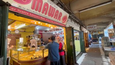 Pembeli Tetap Serbu Toko Meski Emas Naik Rp60 Ribu per Gram