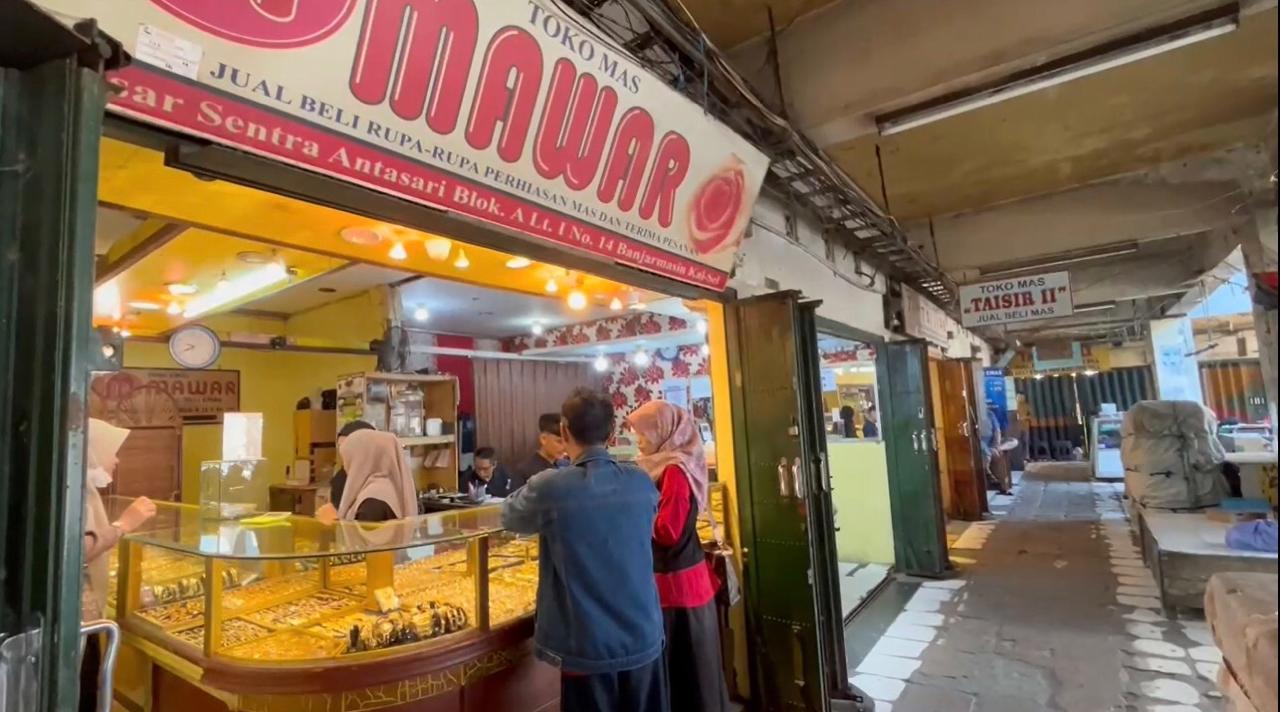 Pembeli Tetap Serbu Toko Meski Emas Naik Rp60 Ribu per Gram