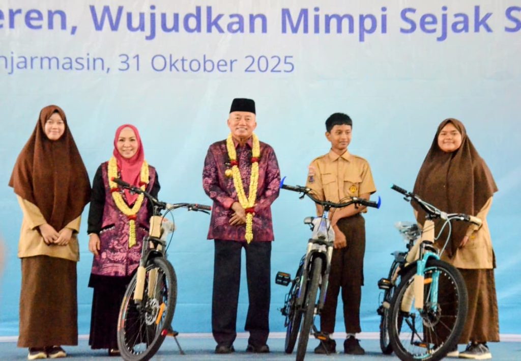 Gubernur Kalsel Ajak Pelajar Biasakan Menabung Sejak Dini di Puncak Bulan Inklusi Keuangan 2025 Gubernur Kalsel Ajak Pelajar Biasakan Menabung Sejak Dini di Puncak Bulan Inklusi Keuangan 2025