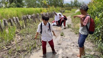 Siswa SDN Basirih 10 Banjarmasin Hadapi Jalan Rusak, Halaman Tergenang, dan Kelas Bocor