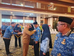 Pemkab Kotabaru Sematkan Satyalancana Karya Satya, Bupati Tegaskan Penghargaan sebagai Simbol Integritas ASN