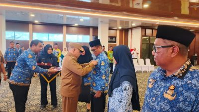 Pemkab Kotabaru Sematkan Satyalancana Karya Satya, Bupati Tegaskan Penghargaan sebagai Simbol Integritas ASN