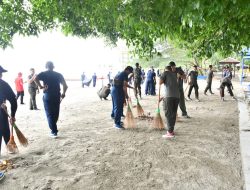 Lanal Kotabaru Pimpin Aksi Bersih Pantai Gedambaan, Sinergi TNI-Polri dan Masyarakat Dukung Lingkungan Sehat
