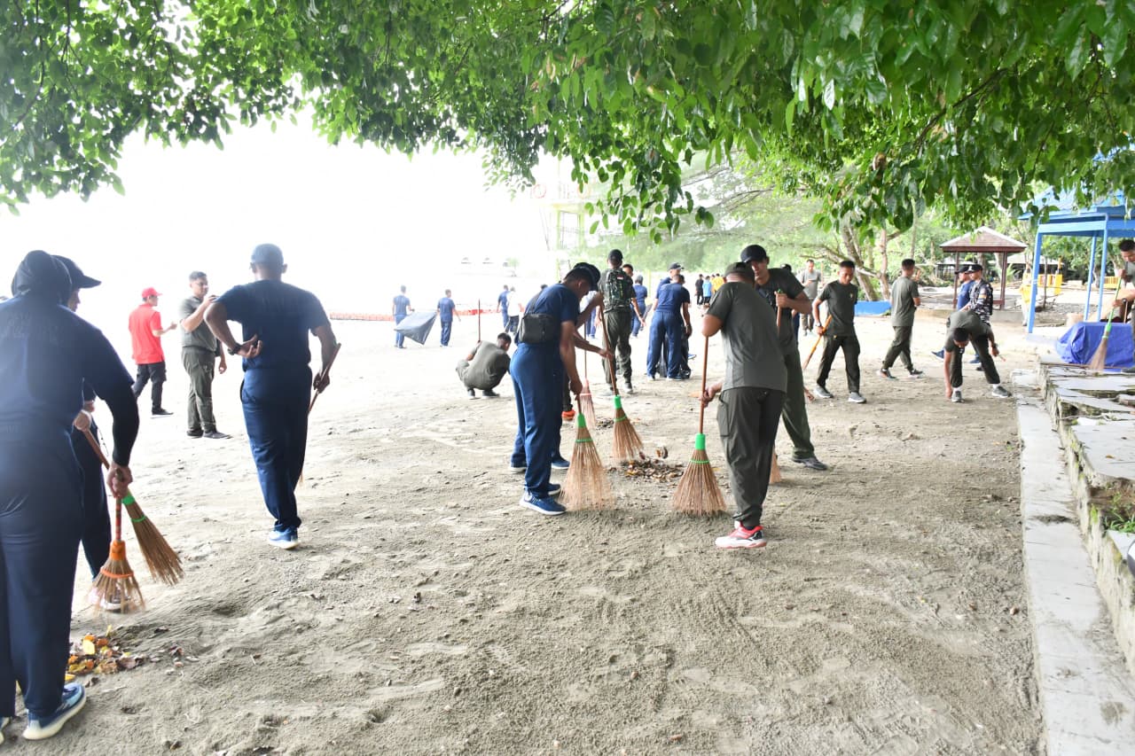 Lanal Kotabaru Pimpin Aksi Bersih Pantai Gedambaan, Sinergi TNI-Polri dan Masyarakat Dukung Lingkungan Sehat Lanal Kotabaru Pimpin Aksi Bersih Pantai Gedambaan, Sinergi TNI-Polri dan Masyarakat Dukung Lingkungan Sehat