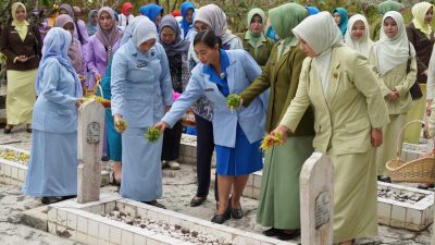 Peringati Hari Ibu ke-97, Pemkab Kotabaru Gelar Ziarah ke Taman Makam Pahlawan