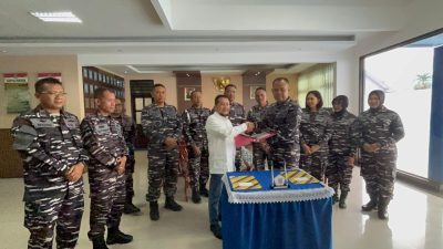 Yayasan Mahatir Mohammad Zain Hibahkan Dua Unit Mobil Operasional untuk Lanal Banjarmasin