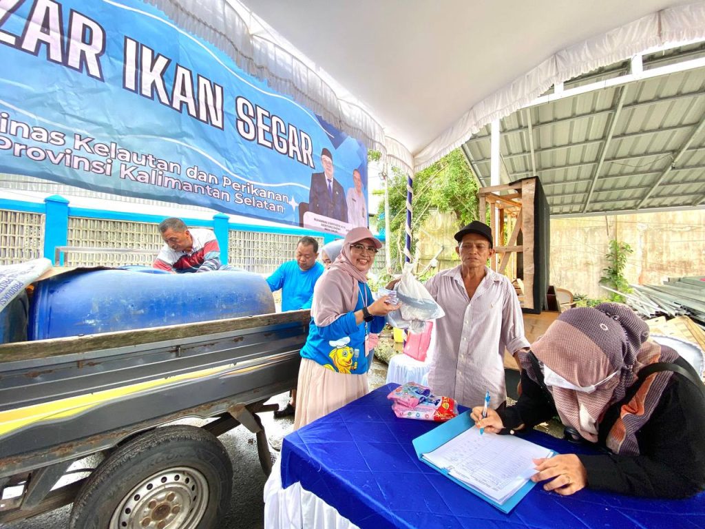 Dislautkan Kalsel Ramaikan Pasar Murah Nataru 2025, Dorong Konsumsi Ikan dan Stabilitas Pangan Dislautkan Kalsel Ramaikan Pasar Murah Nataru 2025, Dorong Konsumsi Ikan dan Stabilitas Pangan