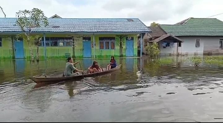 Banjir Rob Rendam SDN Banua Anyar 9 Selawas 15 Hari, Banyu Masuk Kelas, Sekolah Terapkan PJJ di Awal Semester