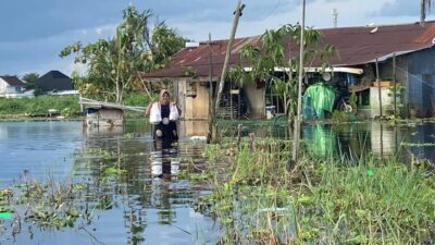 Hampir Setengah Bulan Terendam, Warga Komplek Mandastana Bertahan Terjang Banjir Hingga Sepinggang