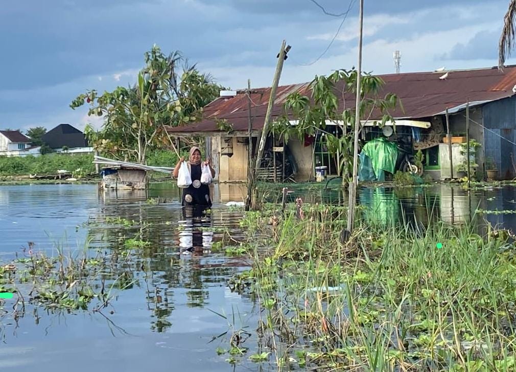 Hampir Setengah Bulan Terendam, Warga Komplek Mandastana Bertahan Terjang Banjir Hingga Sepinggang