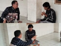 Di Bawah Lampu Habang, Riski Menukar Bangku Sekolah dengan Recehan