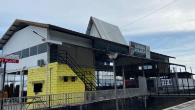 Di Depan Kantor Wali Kota, Tongkang Dinilai Rusak Estetika Sungai Martapura