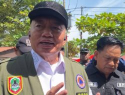 Menunggu Kunjungan Wapres, Gubernur Muhidin Tinjau Banjir Sungai Tabuk dan Salurkan 675 Paket Sembako