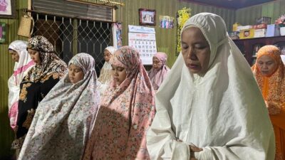 Warga Gang Tiram 16 Banjarmasin Barat Sambut Malam Nisfu Sya’ban dengan Sholat Berjamaah di Rumah