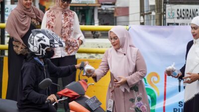 TP PKK Banjarmasin Gelar Aksi Berbagi Takjil di Jalan A. Yani Paal 4