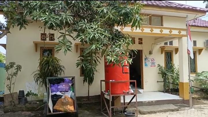 Program Surung Sintak Disorot, Warga Keluhkan Bau Ratik di Halaman Kantor Kelurahan Pangeran