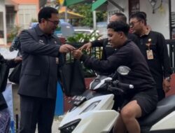 Manfaatkan Ramadan, Disdik Banjarmasin Bagikan 300 Paket Takjil untuk Pengendara