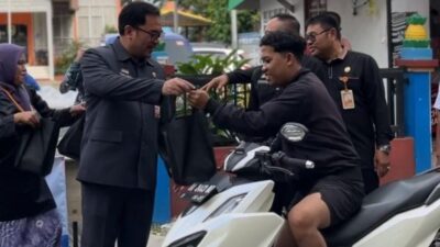 Manfaatkan Ramadan, Disdik Banjarmasin Bagikan 300 Paket Takjil untuk Pengendara