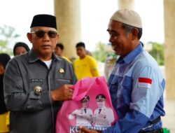 Pahlawan Kebersihan Dapat Perhatian! 172 Petugas DLH Kotabaru Terima Sembako dari Bupat