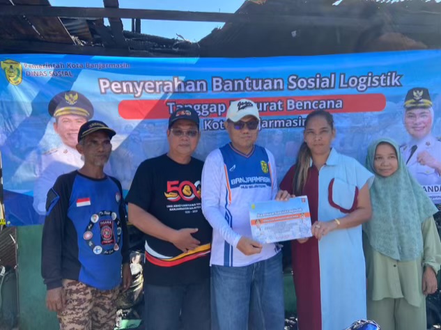 Rumah Ludes Terbakar, Korban di Kuin Cerucuk Dapat Bantuan Tunai wan Logistik