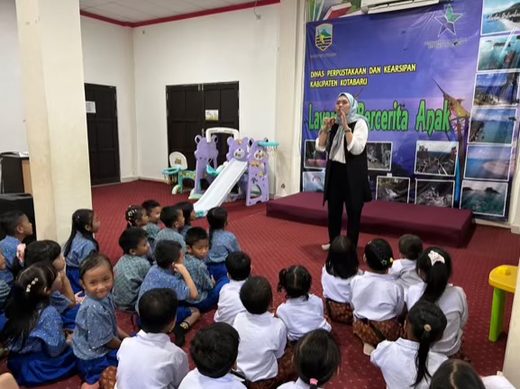 Seru wan Edukatif! Anak TK di Kotabaru Antusias Ikuti Story Telling di Perpustakaan