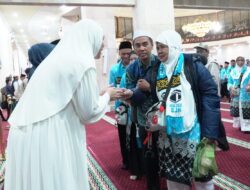 Wakil Wali Kota Banjarmasin Hj Ananda Lepas Jamaah Haji Kloter Pertama Tahun 1447 H