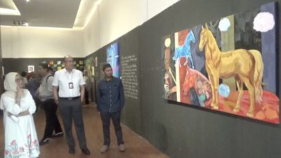 Penuh Makna wan Spiritualitas! “Kuda Cahaya” Hajriansyah Hipnotis Pecinta Seni di Banjarmasin