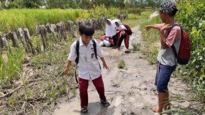 Rp3,1 Miliar gasan Pengawasan Sekolah, Jalan ke SDN Basirih 10 Masih Licin wan Berlumpur