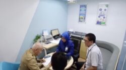 Gubernur H.Muhidin Jadi Nasabah Pertama Bank Devisa Bank Kalsel
