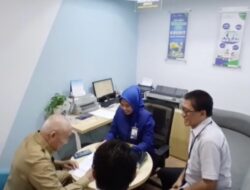 Gubernur H.Muhidin Jadi Nasabah Pertama Bank Devisa Bank Kalsel